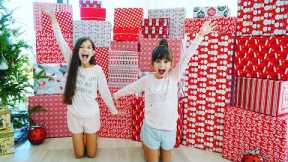 OPENING CHRISTMAS PRESENTS 2018 - What we got for Christmas | Emily and Evelyn